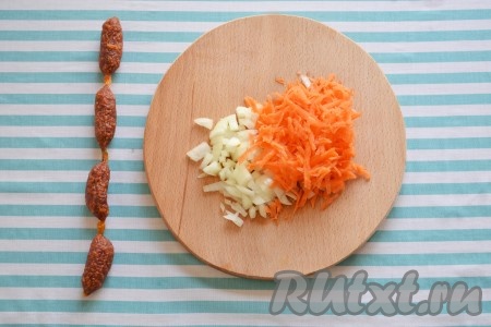 Мелко нарезаем очищенный лук и натираем на средней терке очищенную морковь. 
