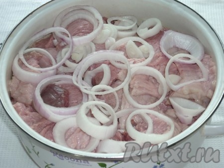 Очищенный лук нарезать кольцами и добавить к нарезанному мясу. 
