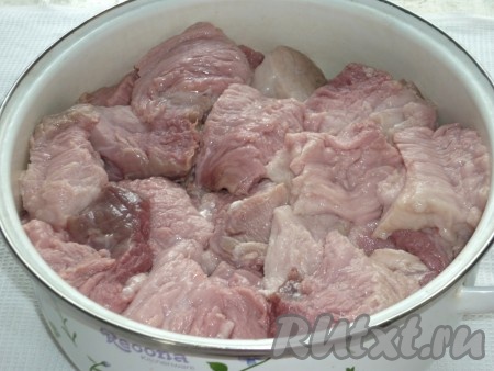 Свинину вымыть холодной водой, обсушить и нарезать на порционные кусочки одинакового размера, примерно 5х5 см.
