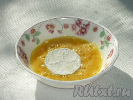 Яйцо взбить вилкой с щепоткой соли и в полученный кляр обмакнуть кабачки с сыром, обваленные в муке. 
