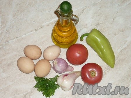 Подготовить продукты для приготовления яичницы с помидорами, луком и болгарским перцем.