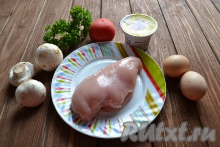 Подготовим все необходимые ингредиенты для приготовления слоеного салата с курицей и грибами. 
