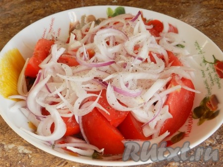 Добавить к сухариками помидоры и лук, посолить и поперчить салат по вкусу.
