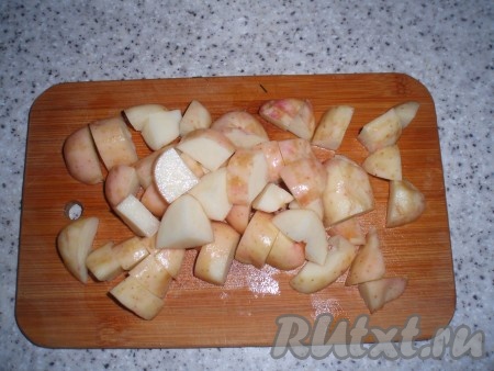 Картофель нарезать кубиками.
