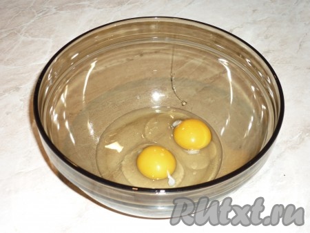 Яйца взбить с помощью венчика до однородной массы. 