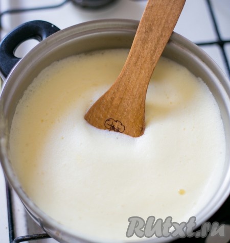 Остывшее молоко ставим на минимальный огонь и, непрерывно помешивая, вливаем в него тонкой струйкой смесь желтков и сахара.