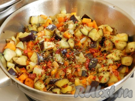 Затем добавить баклажаны и специи. Перемешать, обжарить еще 5 минут или до приятного золотистого цвета овощей, иногда перемешивая.

