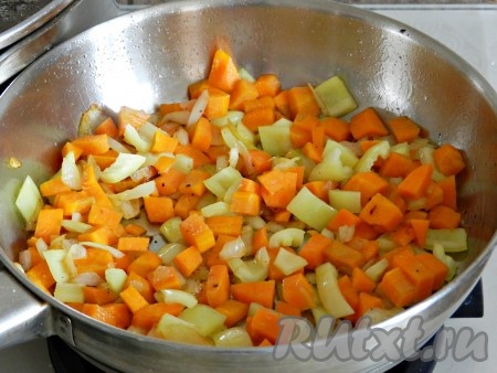 Обжарить на растительном масле лук в течение нескольких минут, затем добавить морковь. Посолить и поперчить. Добавить перец, нарезанный кубиками. Перемешать, обжарить все вместе 3-5 минут, иногда помешивая.
