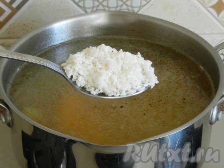Когда куриный окорочок сварится, посолить и поперчить бульон, добавить в него картошку и рис, варить до готовности картофеля и риса.
