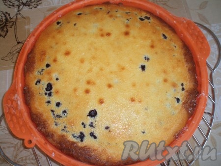 Очень вкусный пирог с черникой на творожном тесте готов. Подавать лучше в остывшем виде.