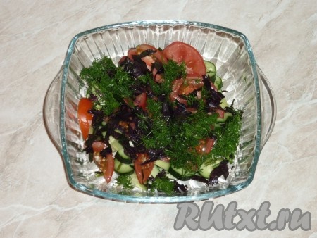 Базилик и укроп вымыть, мелко измельчить, добавить в салат из помидоров и огурцов.
