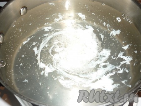 Воду довести до кипения, добавить соль и уксус (уксус добавляется для того, чтобы белок лучше «схватился» и правильно окутал желток). Воду быстро размешать, чтобы получилась воронка, влить в неё яйцо. Варить около 2-3 минут. 
