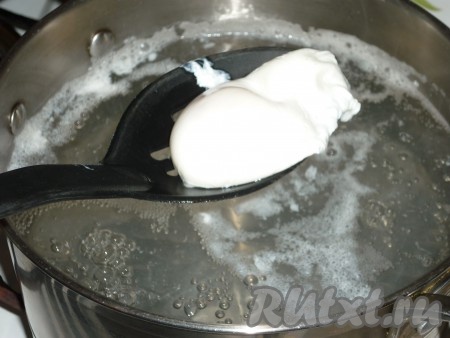 Достать при помощи шумовки и опустить на пару секунд в холодную воду, чтобы процесс приготовления яйца закончился и желток остался жидким. Яйцо-пашот - с изумительно вкусным жидким желтком - готово.
