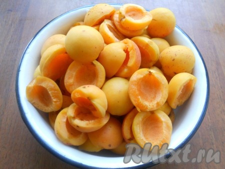 Абрикосы вымыть, удалить косточки. Количество абрикосов уже без косточек должно быть 400 грамм.