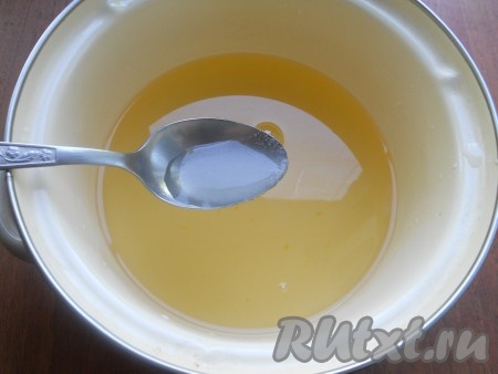 Далее воду снова слить в кастрюлю, добавить сахар и лимонную кислоту. Дать сиропу закипеть (сахар должен раствориться). 