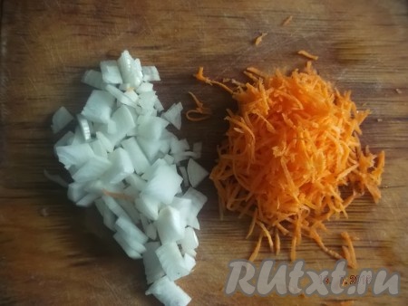 Пока картофель и рис варятся, приступаем к приготовлению зажарки. Режем лук кубиками, а морковь трем на мелкой терке.
