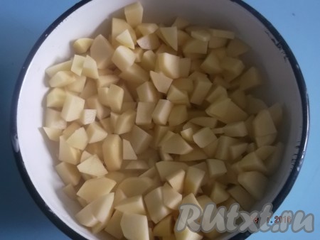 Наливаем воду в кастрюлю и доводим до кипения. Пока водичка греется, чистим картофель и нарезаем кубиками. Когда вода закипит, отправляем нарезанную картошку в кастрюлю.
