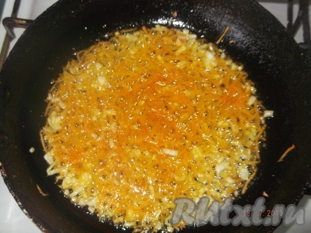 Ставим сковороду на огонь, наливаем масло и сначала обжариваем до золотистой корочки лук, иногда помешивая, а потом добавляем морковь и поджариваем еще пол минутки, чтобы морковка не подсушилась. Зажарка готова.
