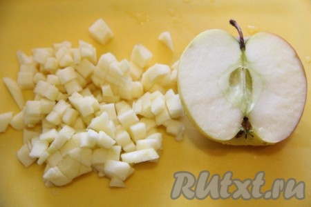 Яблоки вымыть, очистить от кожуры и семян. Затем нарезать яблоки на мелкие кубики.