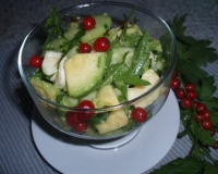 Салат с авокадо, огурцом, сыром и красной смородиной