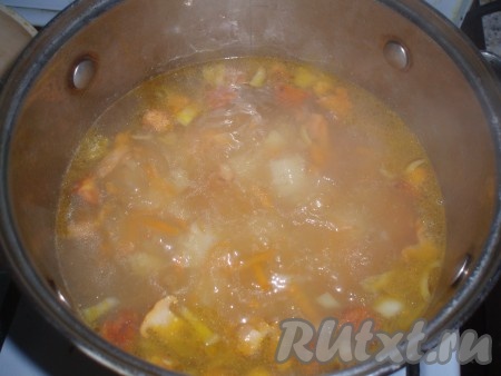 Лук и морковь обжарить на растительном масле, иногда помешивая, до золотистого цвета. Затем добавить в суп с лисичками.

