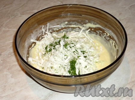 Добавить в тесто смесь капусты и зелени, ещё раз тщательно перемешать. 
