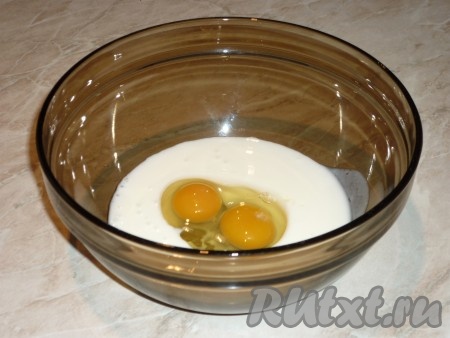 В отдельной миске соединить кефир (процент жирности выбирайте на свой вкус), яйца, соль и чёрный молотый перец, хорошо перемешать. 
