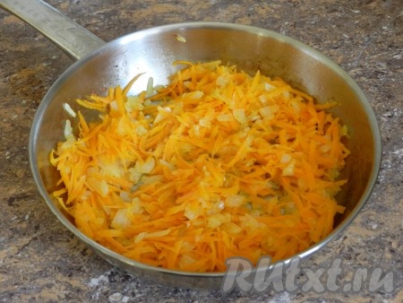 Обжарить лук и морковь на растительном масле, иногда помешивая, до золотистого цвета, посолить, поперчить.
