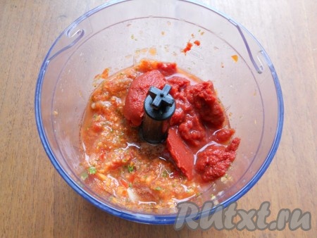 Измельчить все в блендере, добавить томатную пасту.