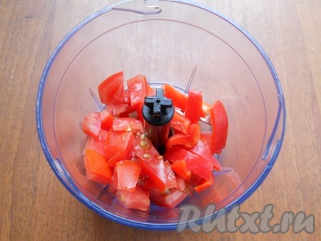 В чашу блендера поместить нарезанные помидоры и болгарский перец (перец предварительно освободить от семян). 