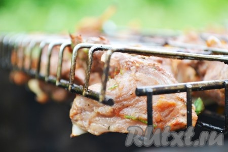 Выкладываем мясо на барбекю или нанизываем на шампуры и жарим на раскаленных углях, периодически переворачивая. Это займет 15-20 минут.
