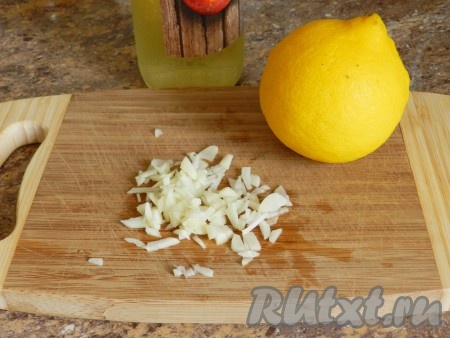Чеснок мелко порубить ножом, из лимона выдавить сок.
