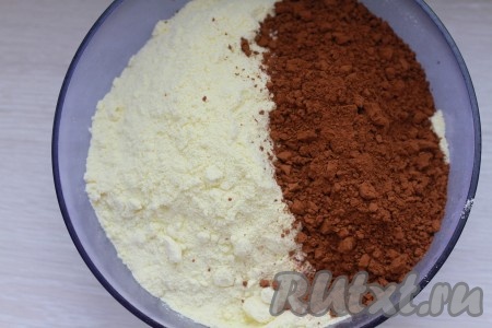 Соединить и хорошо перемешать сухую молочную смесь "Малютка" и какао. 