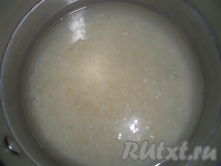 Рис промыть. Вскипятить в кастрюле 2 стакана воды, посолить, всыпать рис и, уменьшив огонь, отварить до готовности.