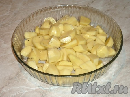 Картофель очистить, вымыть, нарезать крупными кубиками, посолить, поперчить и выложить в жаропрочную форму, смазанную растительным маслом. 
