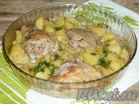 Курицу с кабачками и картошкой достать из духовки, посыпать измельчённой зеленью. 