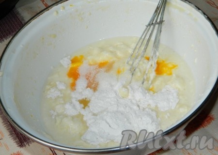 Отдельно соединяем творожный сыр, сахар, сливки, крахмал, ванильный сахар и яйцо. 