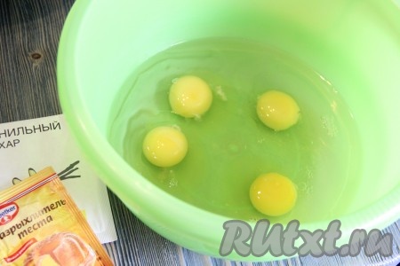 Соединить яйца и растительное масло.
