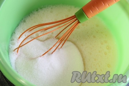 Сахар и ванильный сахар добавить в смесь яиц и масла.