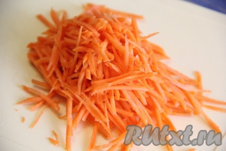 Морковь натереть на тёрке для моркови по-корейски.
