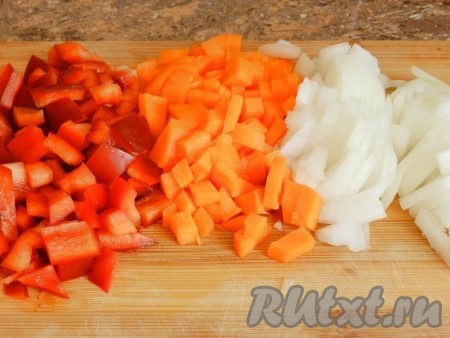 Лук, морковь и болгарский перец нарезать кубиками.