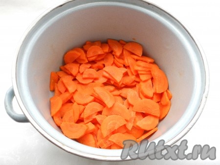 В кастрюлю нарезать тонкими кружочками или полукружочками очищенную морковь.

