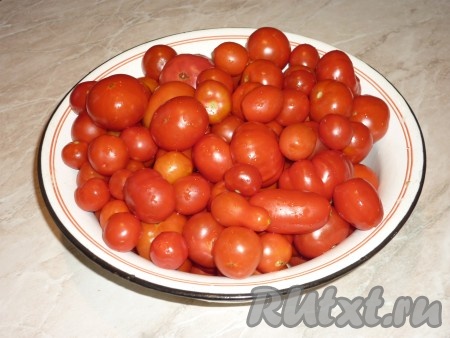 На 1 литр томатного сока понадобится около 1,2-1,5 кг помидоров. Цвет и вкус будущего томатного сока будет зависеть от спелости помидоров. Помидоры нужно брать спелые, ярко-красного цвета. Помидоры вымыть, если они крупные - разрезать на четыре части. 
