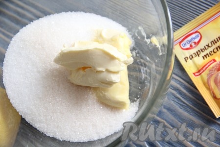 В глубокую миску выложить размягченное сливочное масло и сахар.