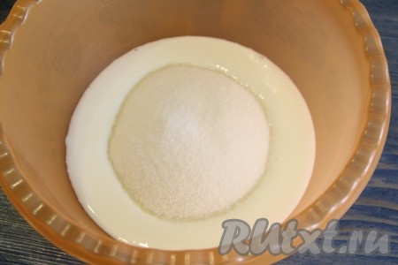 Кефир, ванильный сахар и сахар соединить в глубокой миске, перемешать силиконовой лопаткой.
