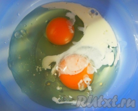 К яйцам добавить сливки, растительное масло, соль. Взбить.