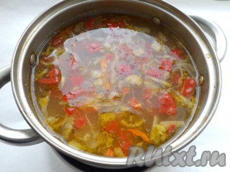 В конце варки добавить в овощной суп измельченный чеснок. Готовому супу с говядиной дать настояться под закрытой крышкой 15 минут.