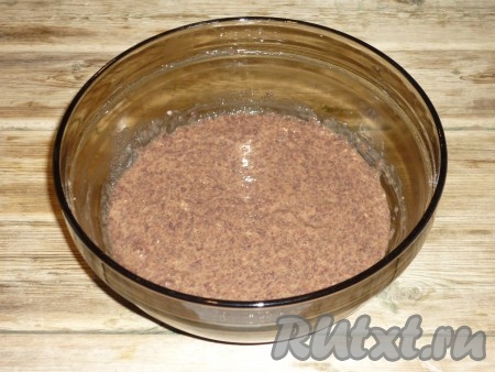 Приготовленное тесто для печеночных оладий оставить минут на 10-15, чтобы манка набухла. 
