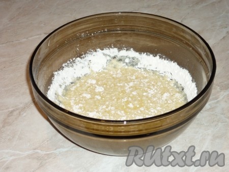 Отдельно для приготовления теста соединить растопленное и остывшее сливочное масло, сахар, соль и яйцо, перемешать. Получившуюся смесь влить в "ожившую" опару. Частями добавить просеянную муку и замесить тесто. 
