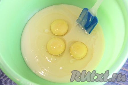 В глубокую миску влить сгущёнку и добавить яйца.